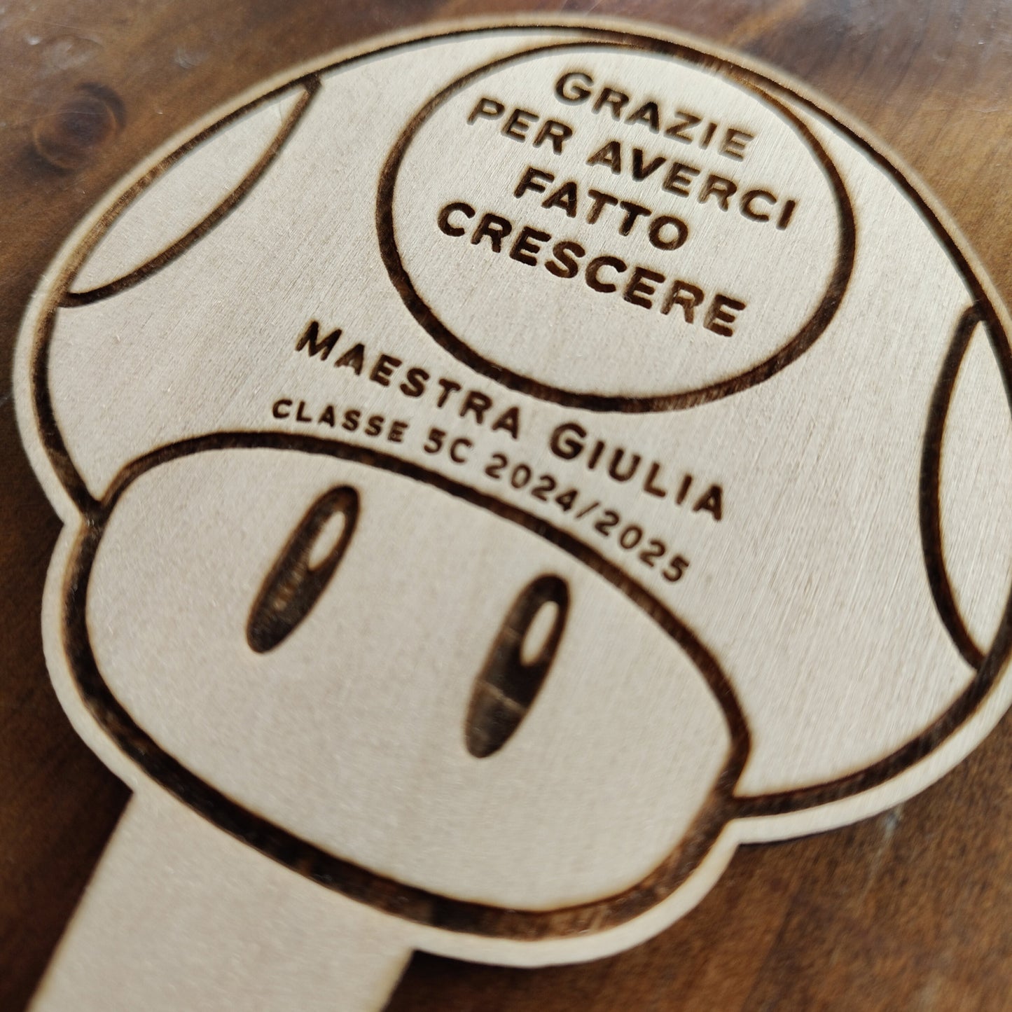 Gadget in legno per maestra – “Grazie per averci fatto crescere”